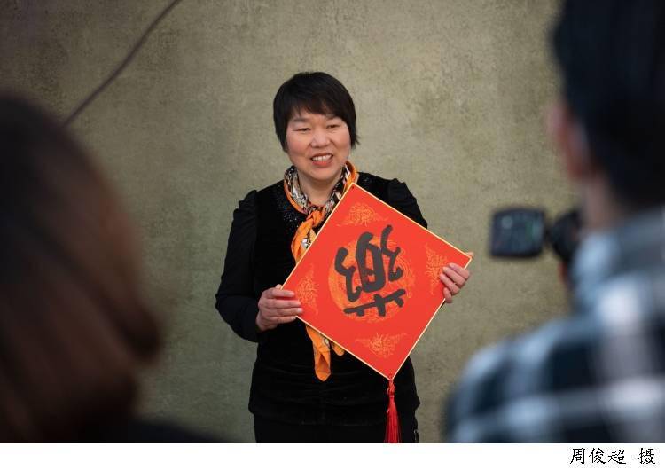 她们头一回拍上了个性写真,发给了