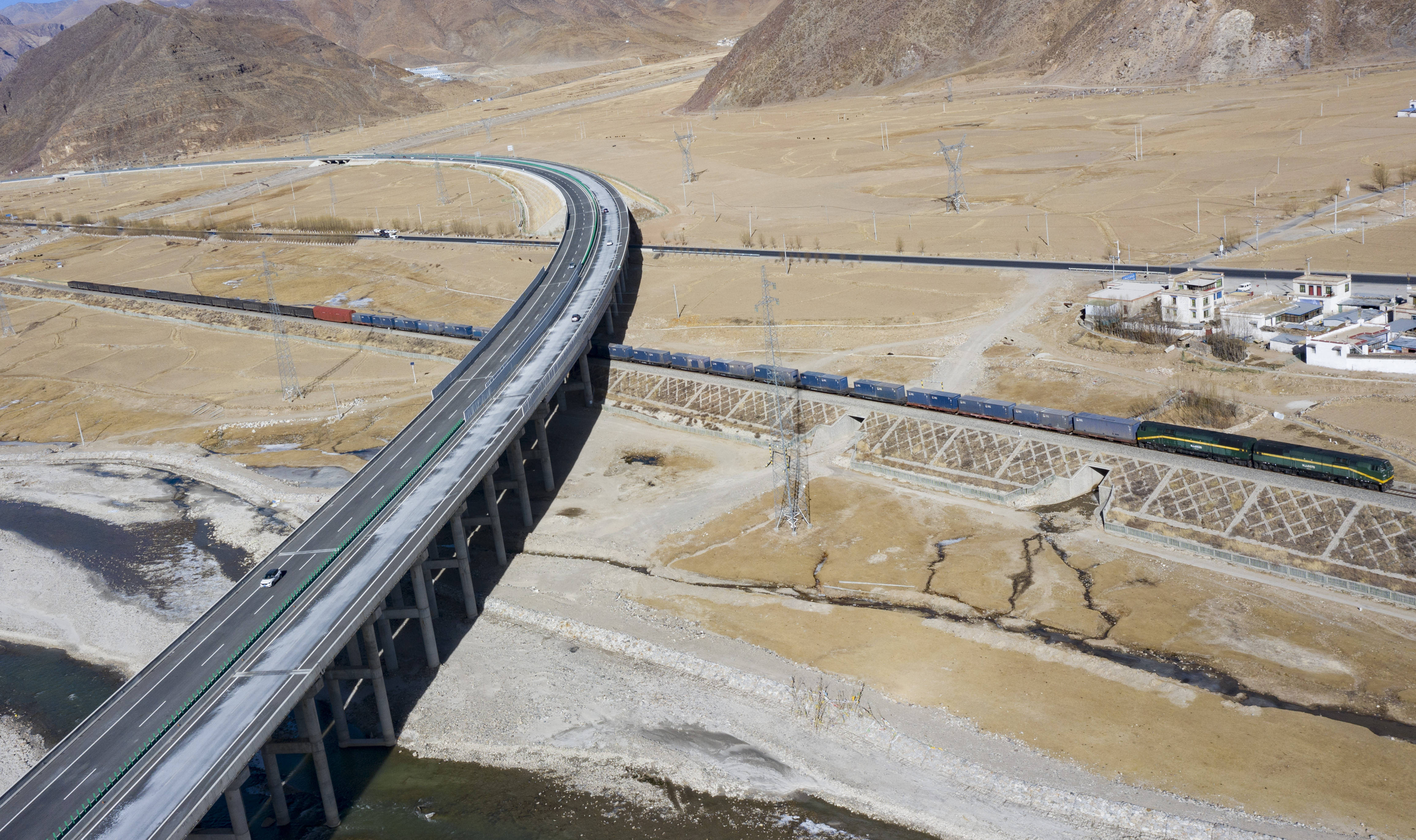 这是拉萨至那曲高等级公路和青藏铁路沿线风光(1月28日摄,无人机照片)