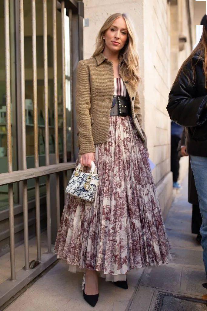 人造皮草linkfashion奢华的皮草也是carrie的心头好,这件皮草大衣