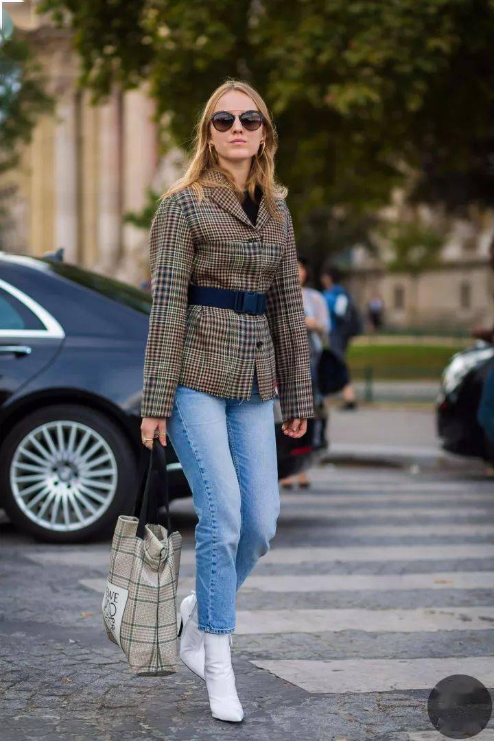 紧身的九分裤最显身材显性感,搭配短靴,将那股性感范中和的刚刚好~美