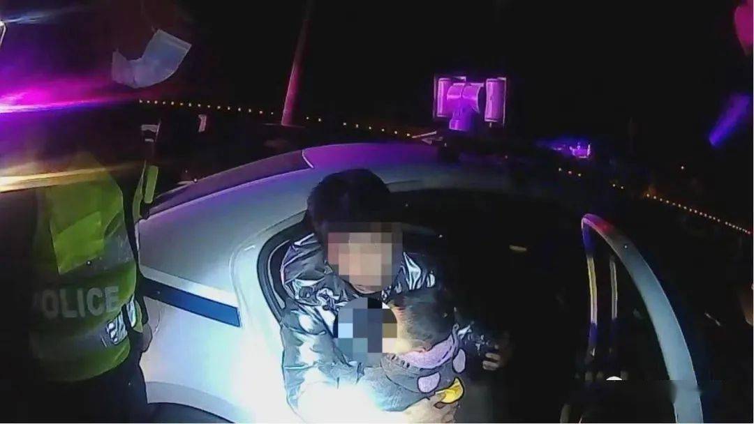 铜川一男子醉驾连闯三关 抱着3岁儿子阻碍执法_孩子