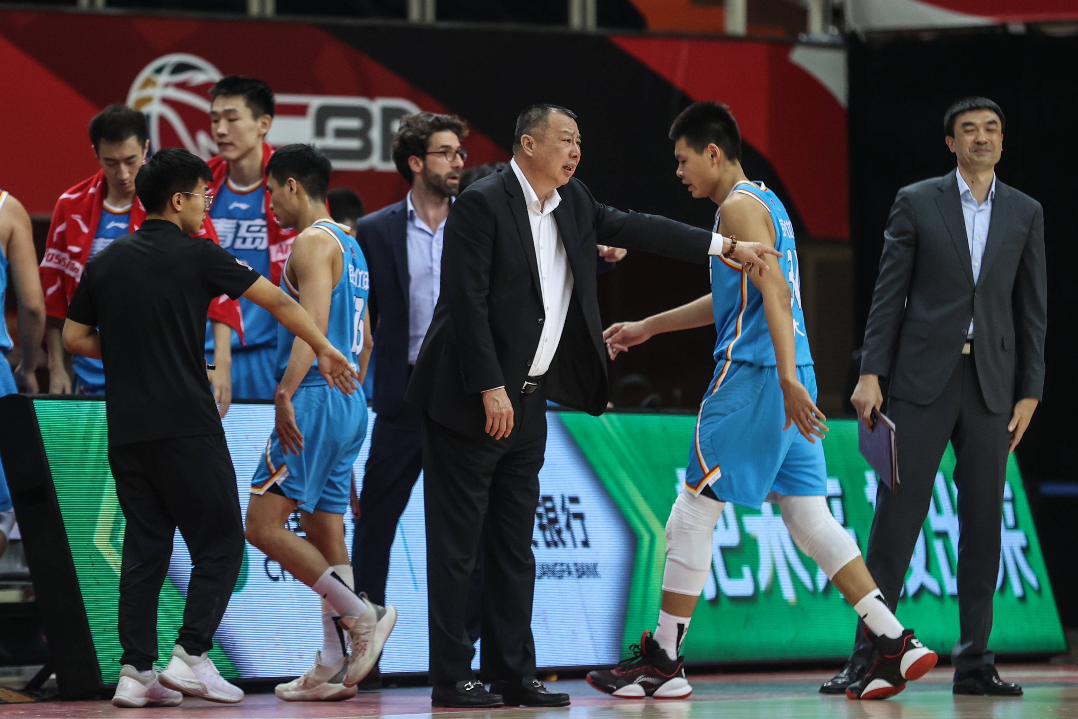 2月5日,青岛每日优鲜队主教练吴庆龙(右三)在比赛中与裁判沟通.