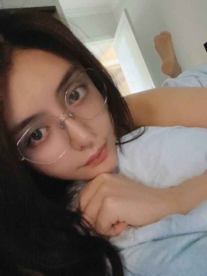 张琪格终于醒悟了晒出刚睡醒的素颜照原来她真容如此青春