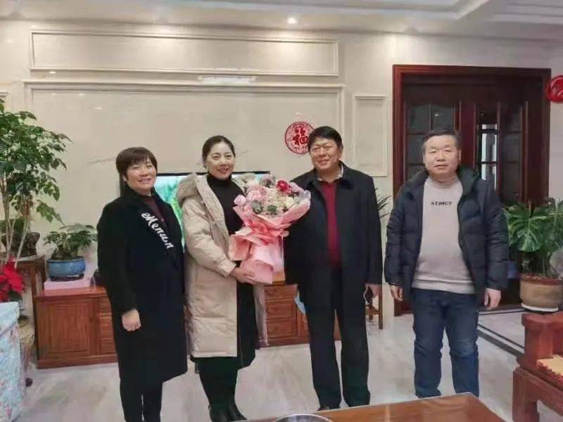 新县财政局1月29日,新县税务局副局长柳兵看望慰问"河南好人"胡毅,送