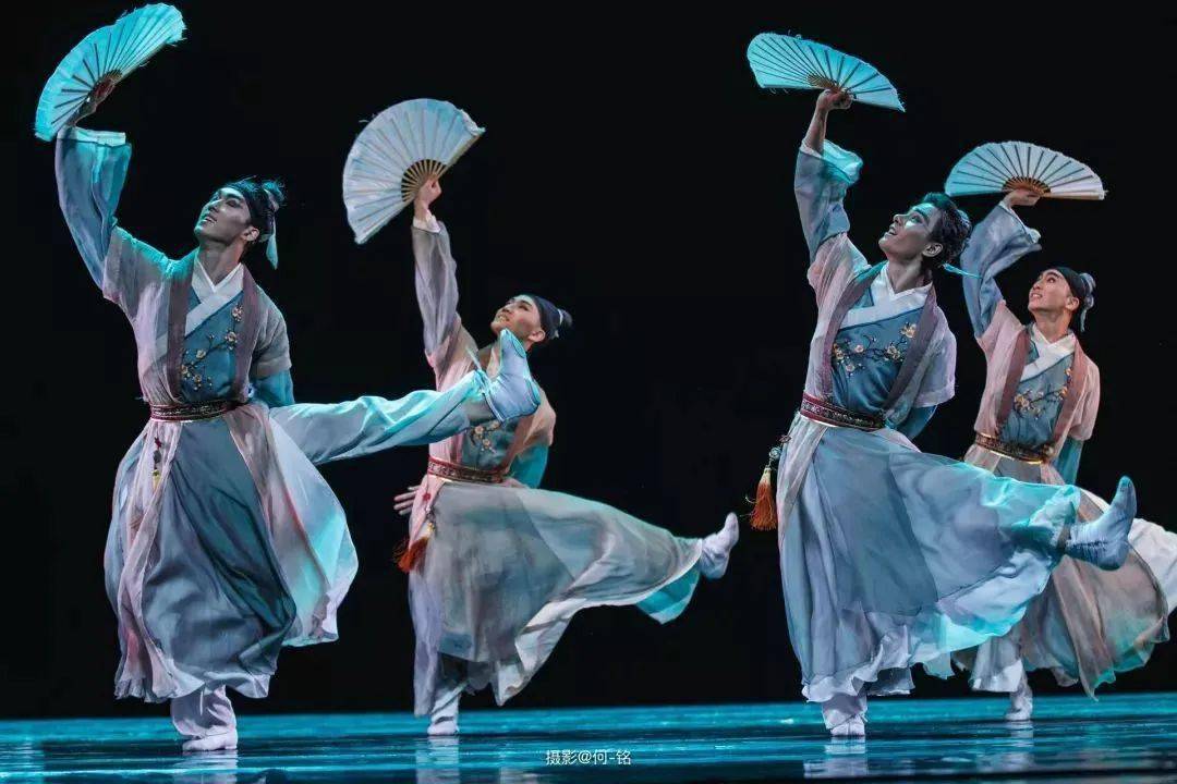 年在北京舞蹈学院舞蹈艺术"学院奖"和第十一届中国舞蹈"荷花奖"大赛的