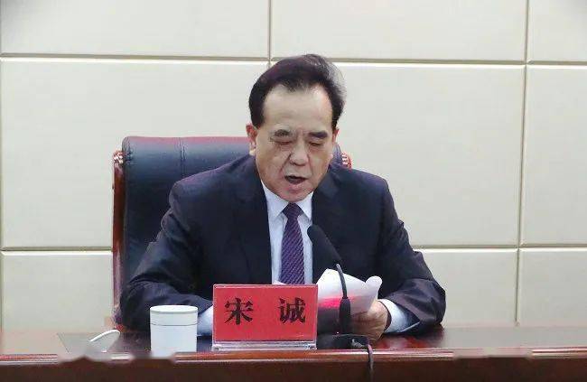 市委常委,常务副市长何效祖同志在会上讲话.