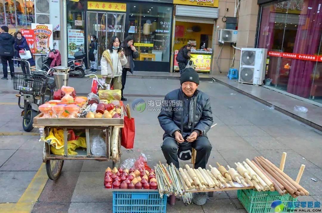 奶油爆米花的摊位前挤满了人.