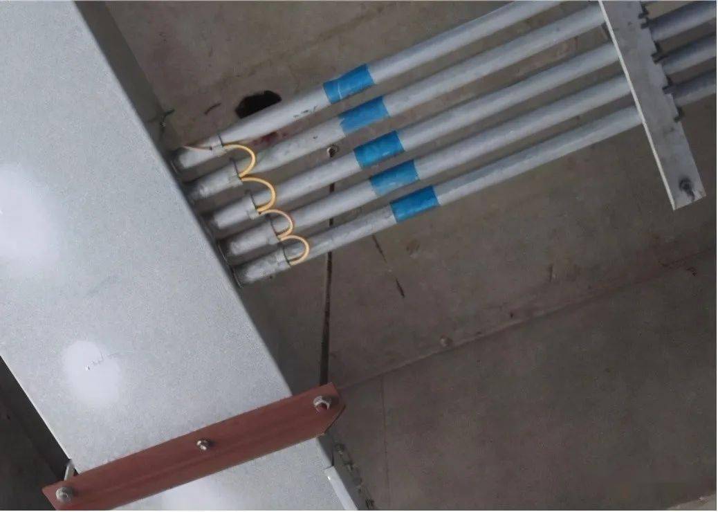 桥架与成排电管连接方式说明:镀锌的钢导管,可挠性导管和金属线槽 不