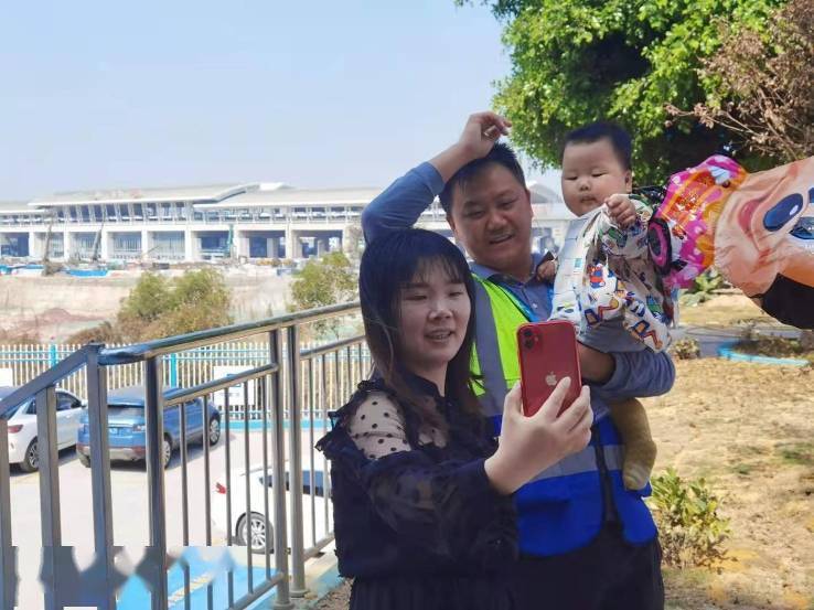 回到老家,与父母和妻儿在一起,置办年货,欢欢喜喜迎接即将到来的新年!