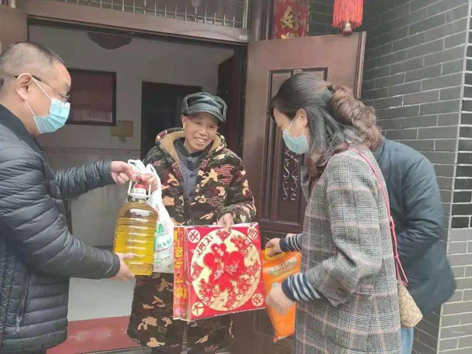 春节慰问送祝福 岁暮天寒暖人心