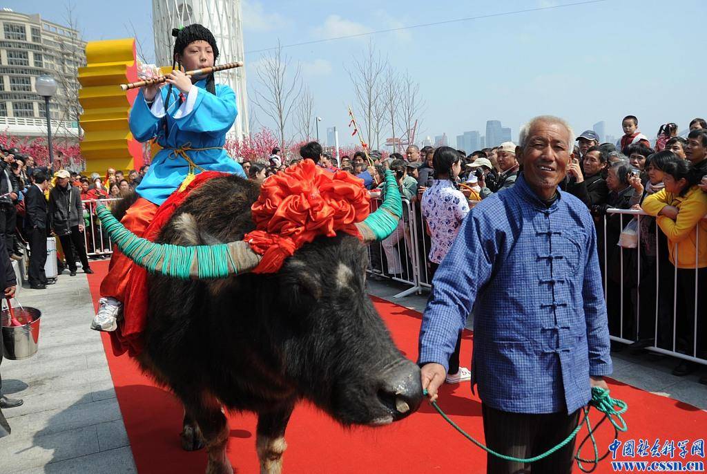2011年4月5日,一场"鞭春牛"的春耕文化展演活动在
