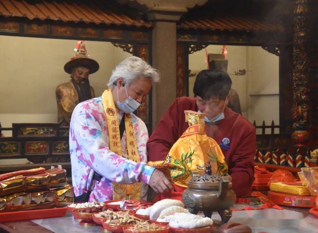 这并不是张庭第一次来祖庙拜妈祖,2015年元旦期间,张庭就曾和家人到