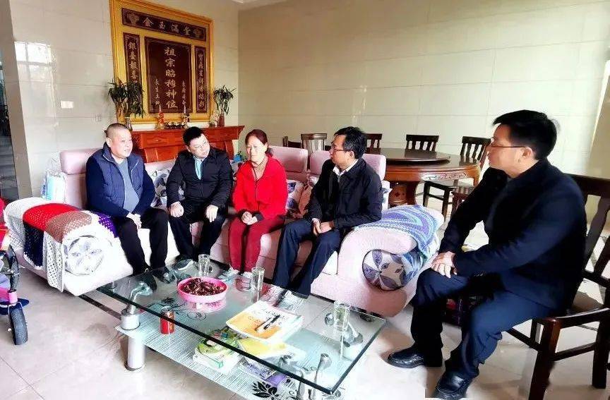 市委宣传部部务会议成员,市社科院院长谢占强走访慰问照顾瘫痪丈夫