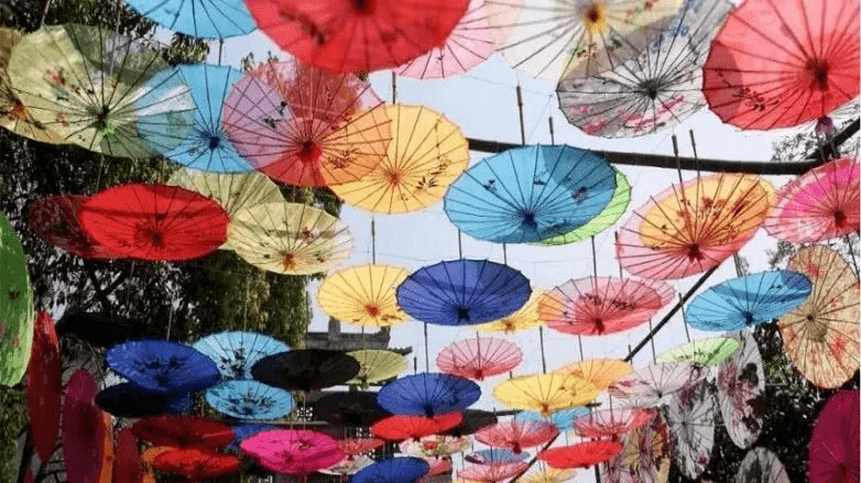 抬头一望,布满油纸伞 营造出一种  江南美景,烟花雨巷的唯美意境  又