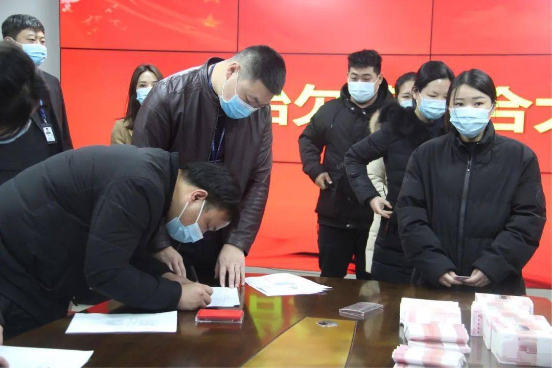 直击临汾农民工工资发放现场!80万!