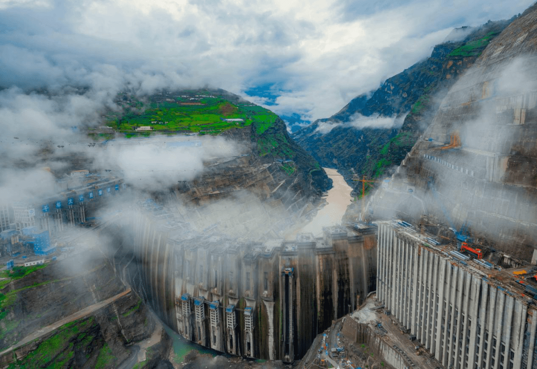 白鹤滩水电站大坝向全线封顶冲刺