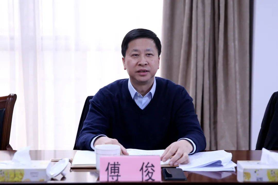 区委常委,副区长傅俊出席会议并讲话.镇党委书记何蓉主持会议.
