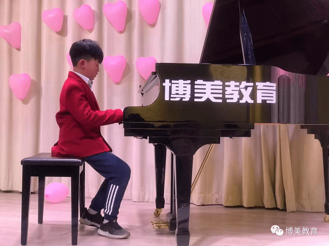 表演者:董铭泽 表演曲目《国旗》表演者:曾熙媛 表演曲目《圆舞曲》