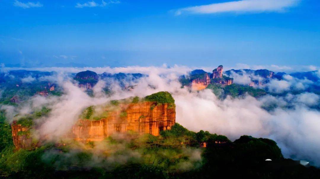 仁化旅游景点景区众多,有国家5a级景区丹霞山,石塘古村,五马寨生态园