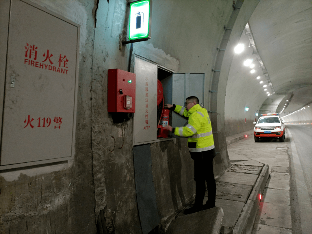 检查隧道内消防设施