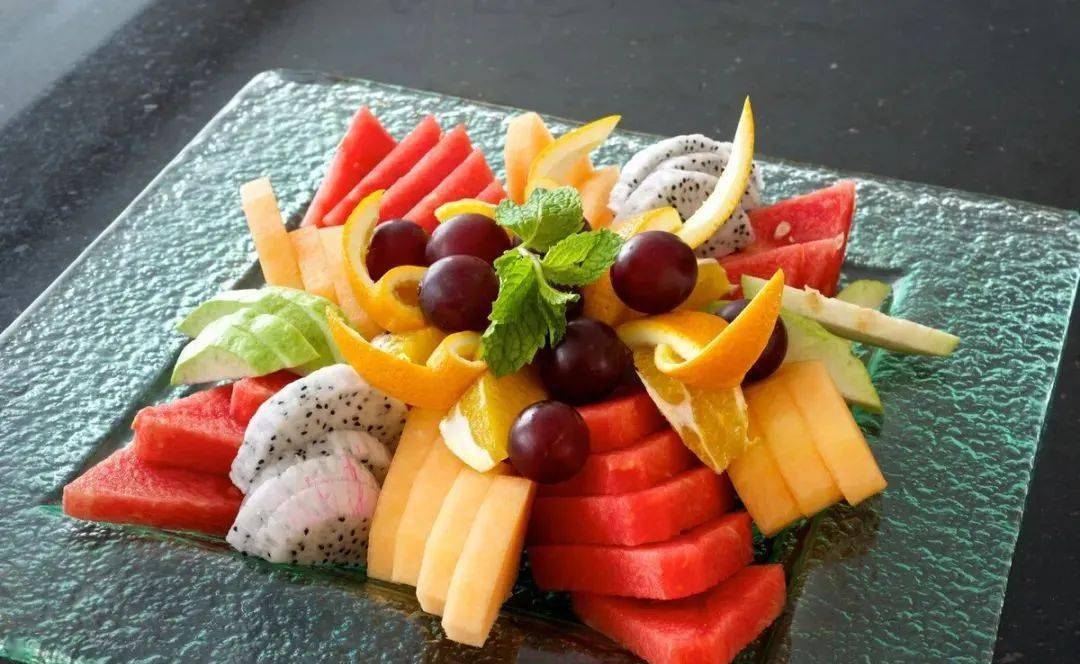 这款水果拼盘是由:西瓜,火龙果,圣女果,橙子,哈密瓜,桑葚等组成的.