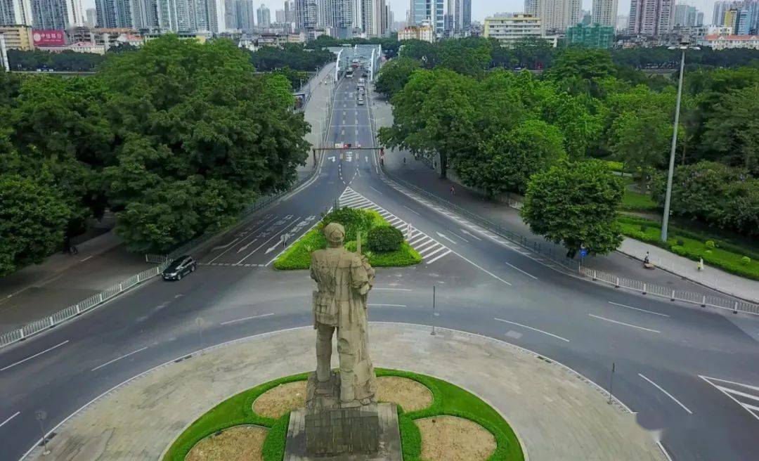 海珠广场的解放广州纪念像与海珠桥.