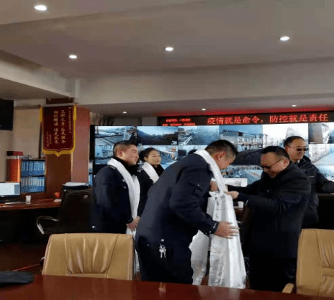 李成光温云春陆方邱小于看望慰问一线执勤值班人员