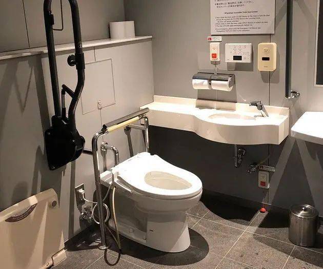 人利用综合性卫生间做一些和排泄完全无关的事情,已经成了日本一大