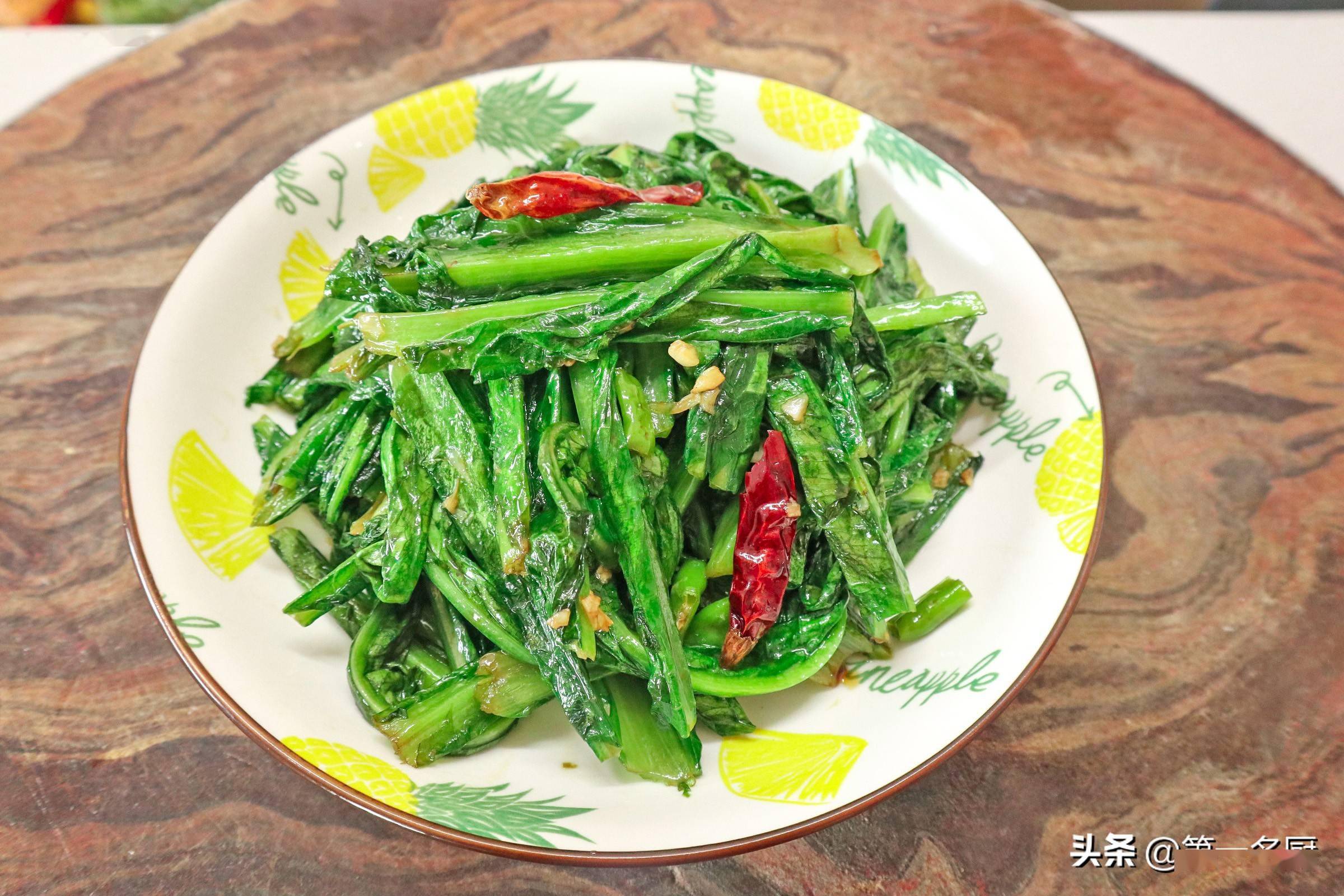 蒜蓉油麦菜怎样做才好吃?大厨分享小技巧,蒜香四溢,翠绿不出水