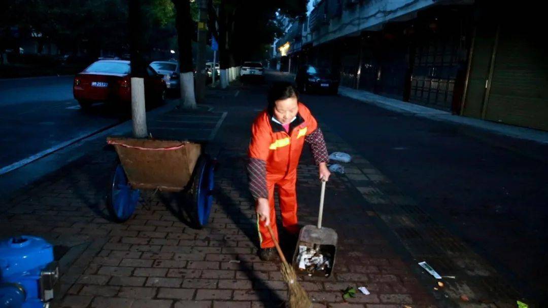 新春走基层环卫工人用双手刷新城市新颜值