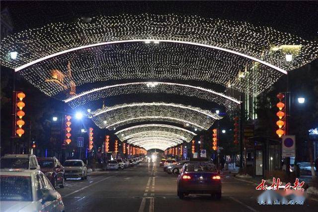 新春之夜:长白山二道白河小镇灯光璀璨迎新年