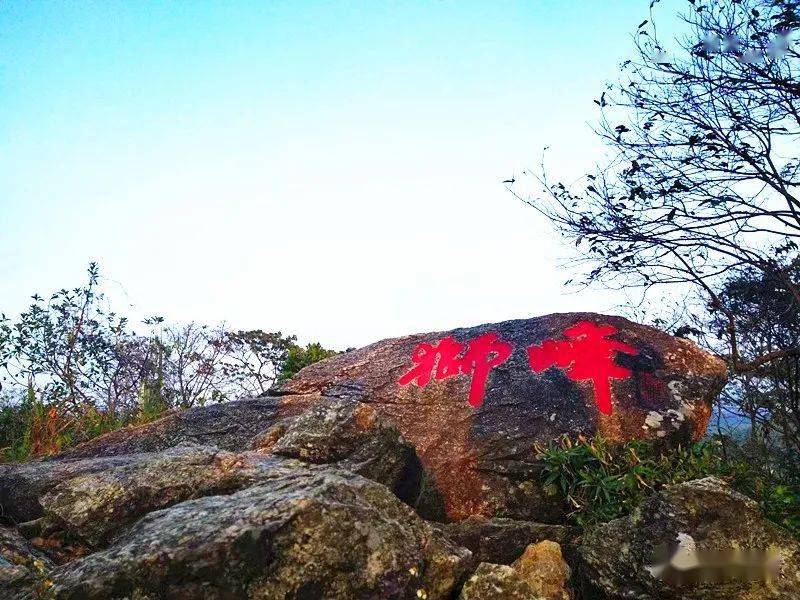 区内的狮子峰就是当地人和游客最为喜爱的山峰,山顶虽不高但沿途风景