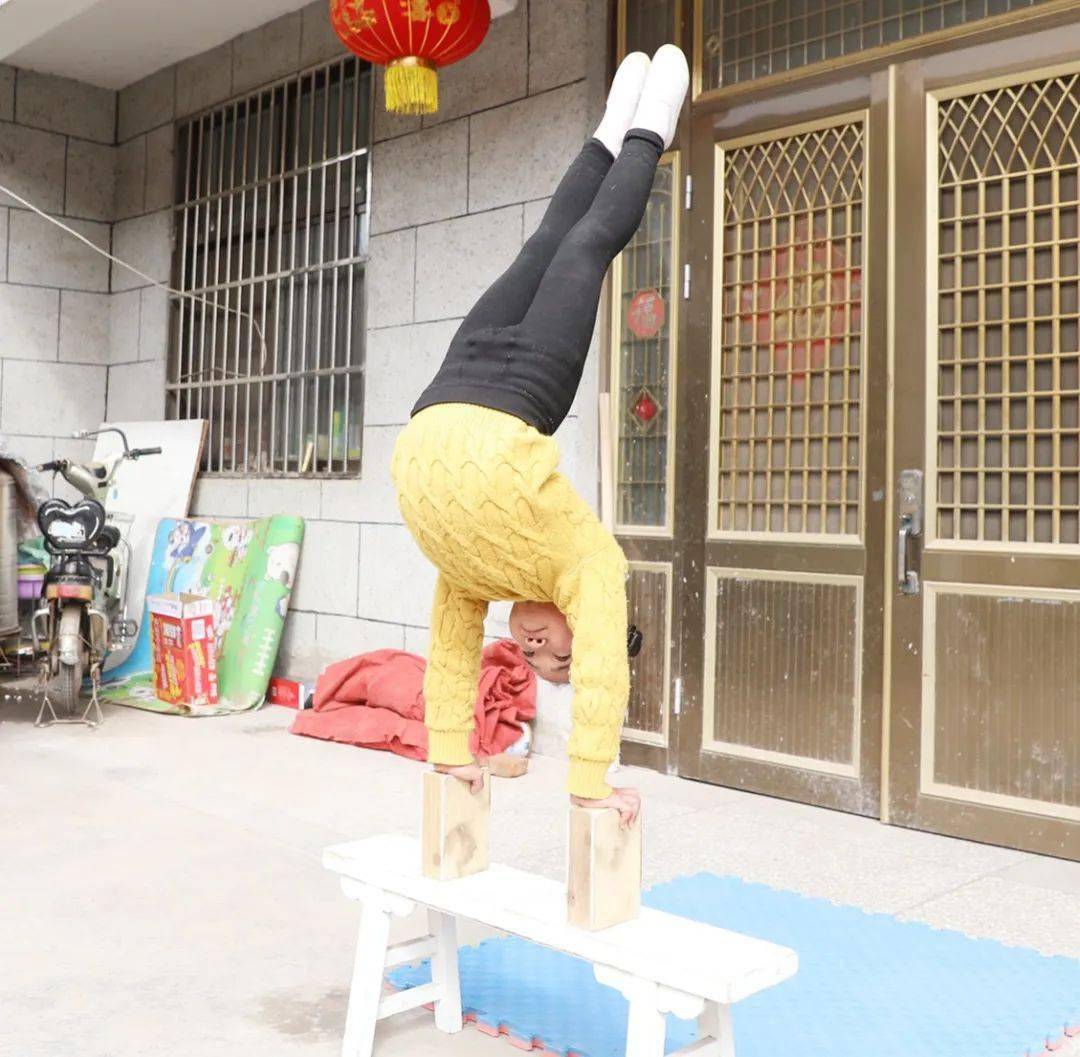 台下十年功" 无数鲜花和掌声的背后 (日常练习) 开腰,踢腿,倒立