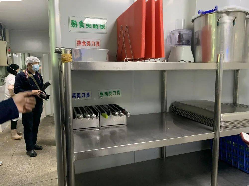 后厨砧板和道具均有做色标管理