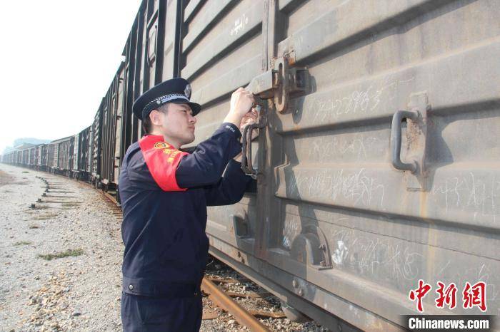 中国大陆铁路最南端"95后"铁警的春运坚守