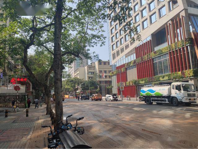 建设六马路爆水管,因抢修需关闭周边阀门,居民需要用水可来这里