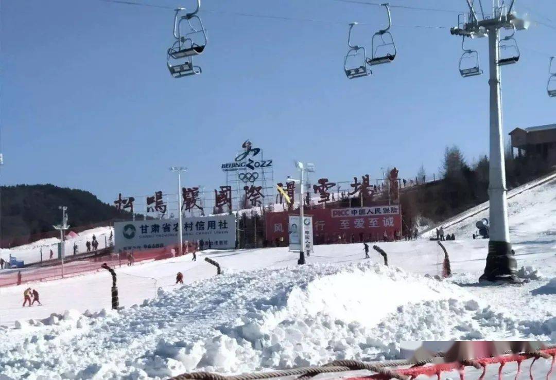 松鸣岩国际滑雪场