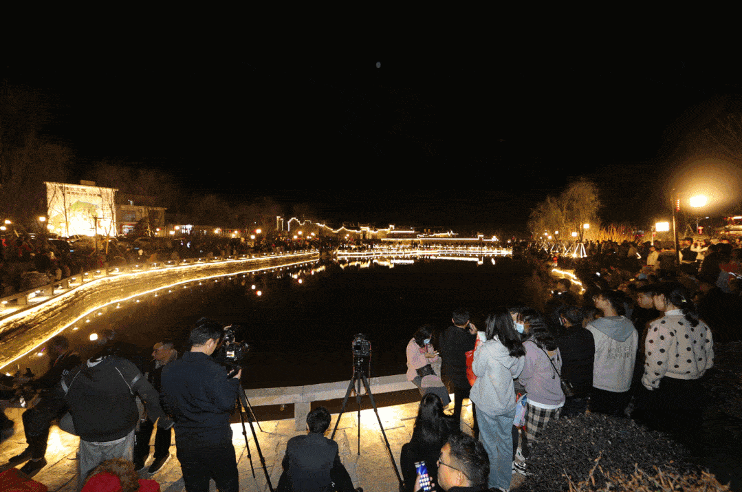 昨晚雯峰书院夜空上演一场璀璨烟火秀!_烟花