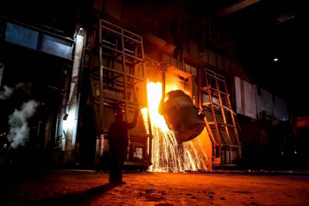 钢铁厂炼钢厂正在安全生产.摄/ 赵光