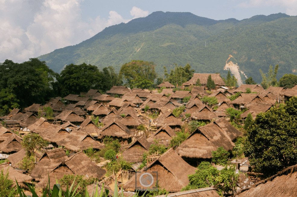 多年的历史,仍保留着最古朴的佤族风土人情,以及原始的佤族民居建筑
