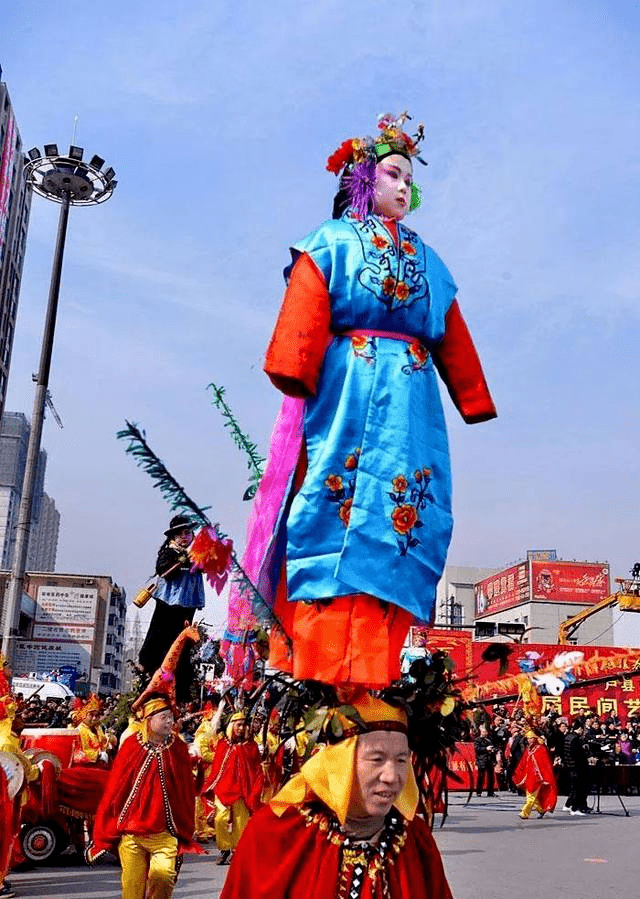 蒲村镇的背社火,又称挈社火,表演时,由一肩绑背架的年轻小伙,和一个