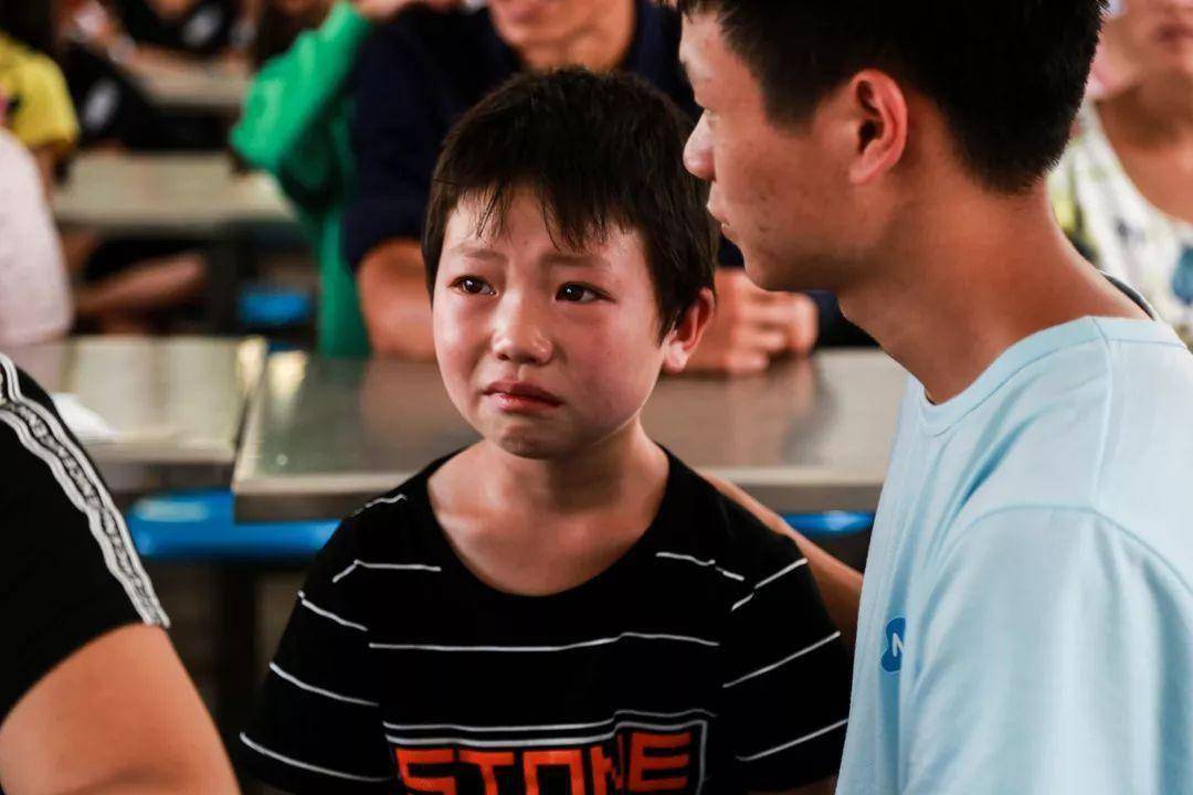 别让孩子拿眼泪当做绑架父母的"神器",教育孩子,不能心软