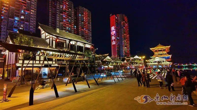 不必去远方 中心城区的夜景足够凑九张_乐山