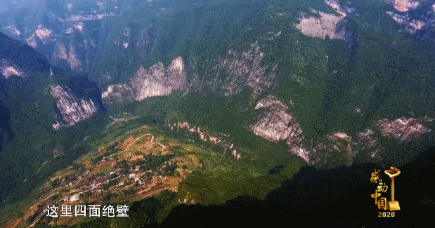 当代愚公毛相林铺就绝壁天路_庄村