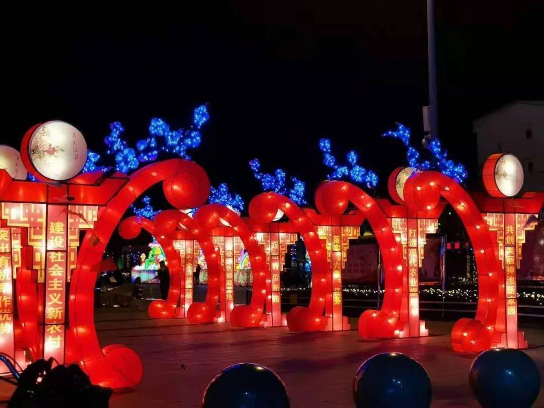 神池春节:街头,广场花灯扮靓城市夜景_彩灯