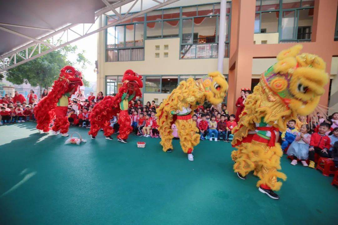 桥南街幼儿园在开园第一天邀请了沙湾京兆小学的学生舞狮队来园舞狮