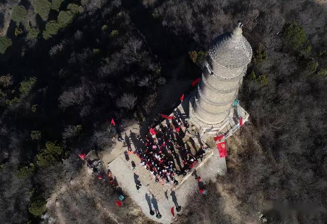 山西翼城百余人登翔山迎新春