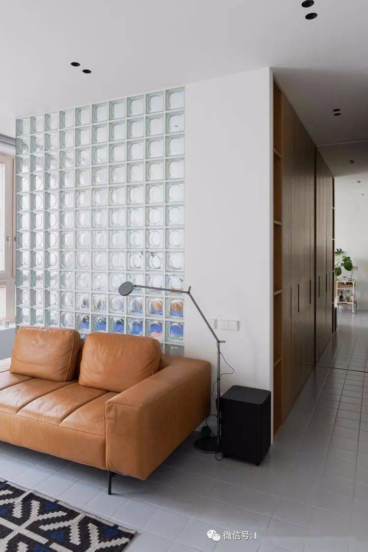 在一些小户型中,客厅与卧室之间也可以使用这种格子玻璃隔断,既有透亮
