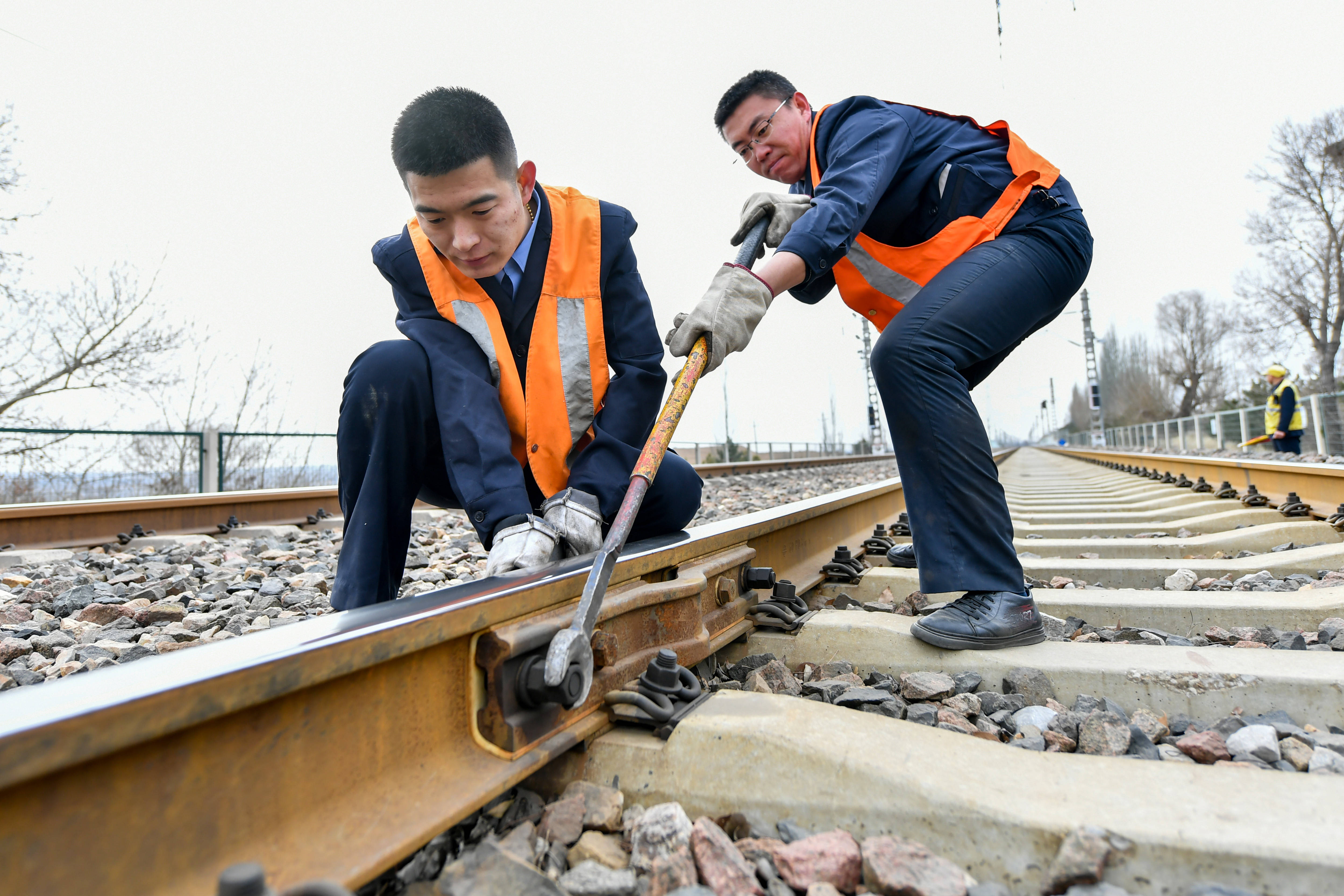 2月23日,中国铁路太原局集团有限公司大同工务段古店工区的工作人员在