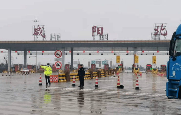 冰雪来袭咸阳高速交警全力应对保安畅